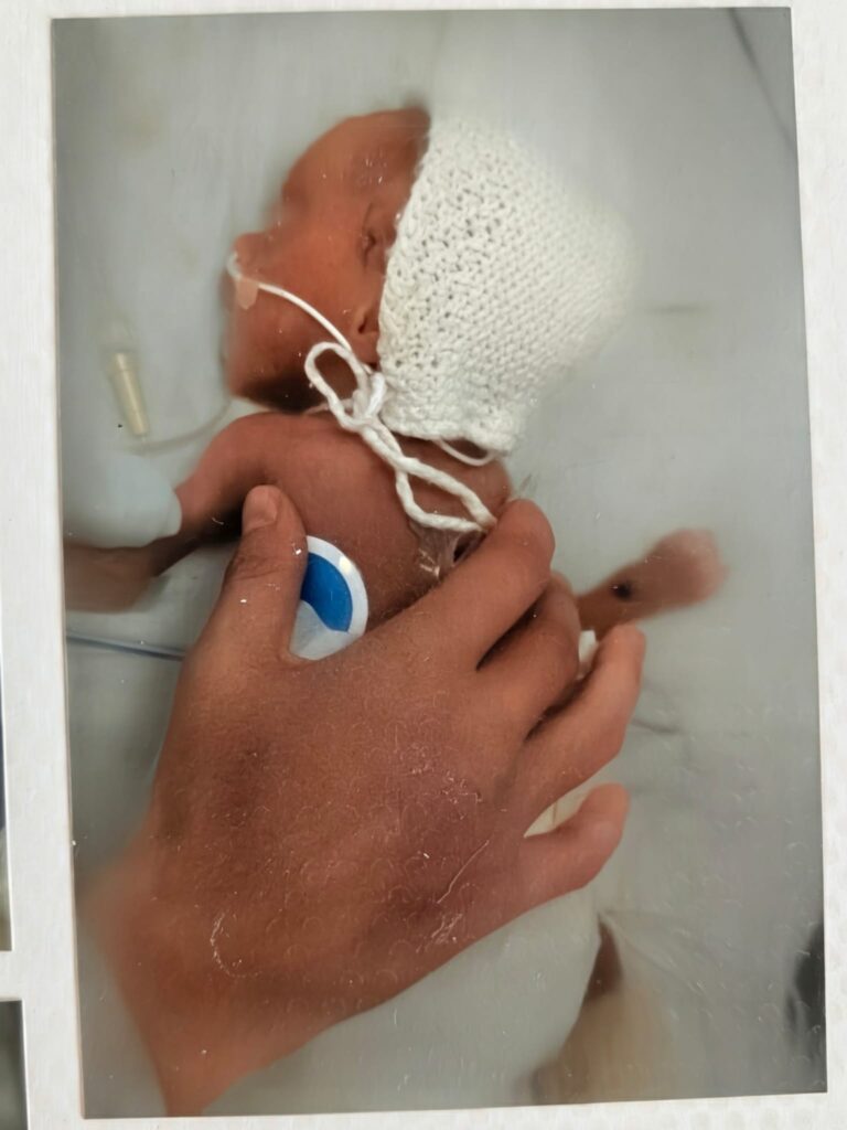Foto Sarah couveuse, groot mama hand